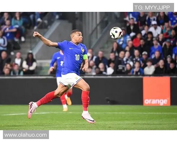 这位足球球星凭借独特外貌和球场表现吸引无数球迷关注